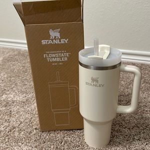 NWT- THE QUENCHER H2.0 FLOWSTATE™ TUMBLER | 40 OZ - color Cream